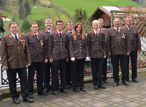 Die beförderten und ausgezeichneten Kameraden mit Ehrenortsfeuerwehrkommandant OBI Fritz Egger, OFK OBI Albin Kritzer und Bürgermeister Rudi Trauner (1.v.r.)